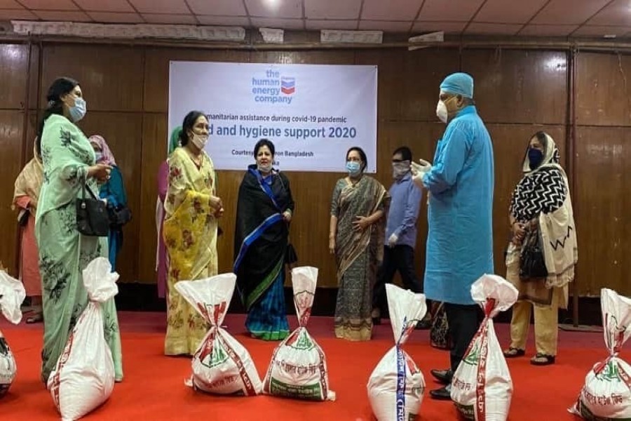 Ismail Chowdhury, (right) Chevron’s Bangladesh Corporate Affairs Director, handed over the supplies at an event held at the Club premises. Also seen are Fyzunnessa Muna, Social Welfare Secretary of Dhaka Ladies Club, and other key officials of the schools.