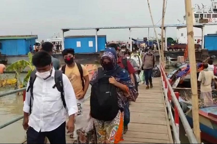 Dhaka-bound people flock at Kathalbari Ghat in Madaripur