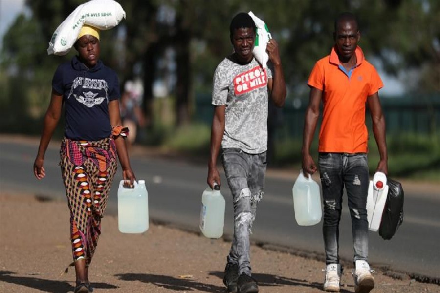 South Africans stocked up on food, alcohol and other supplies before the lockdown started - Siphiwe Sibeko/Reuters/ files