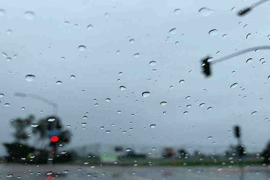 Hot weather persists amid moderate rain