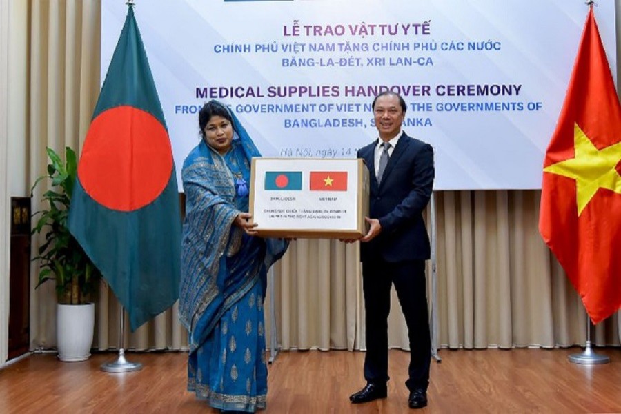 Vietnam gifts medical equipment to Bangladesh in fight for Covid-19