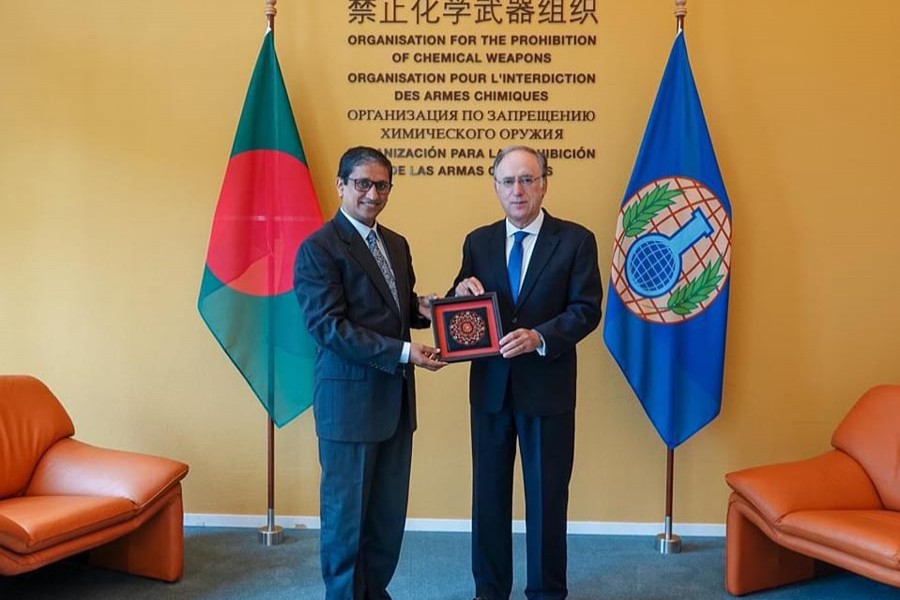 Ambassador Riaz Hamidullah presents credentials to OPCW