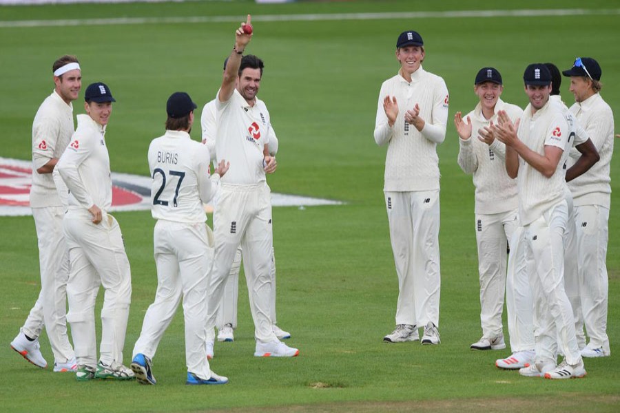 Cricket - Third Test - England v Pakistan - Ageas Bowl, Southampton, Britain - August 25, 2020 England's James Anderson celebrates the wicket of Pakistan's Azhar Ali and his 600th test wicket with teammates, as play resumes behind closed doors following the outbreak of the coronavirus disease (COVID-19) Mike Hewitt/Pool via REUTERS