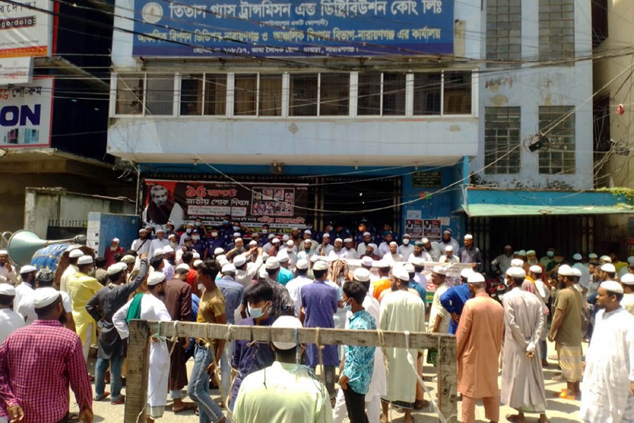 Hundreds of protesters from Islami Jubo Andolon on Sunday besiege Titas Gas office at Chashara area in Narayanganj, demanding compensation to the families of the mosque blast victims and exemplary punishment for the corrupt officials — Focus Bangla photo