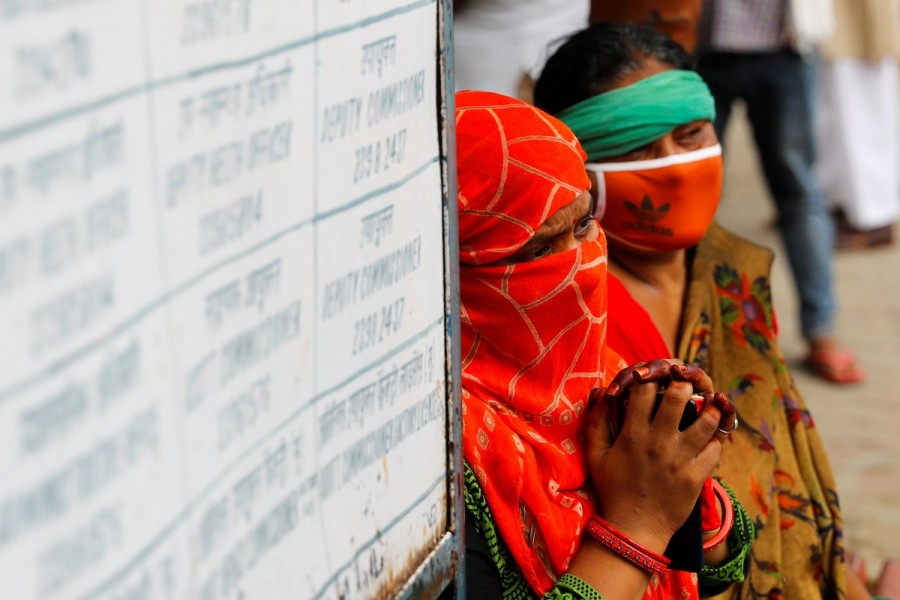 Relatives mourn the death of a man due to the coronavirus disease (Covid-19), at a crematorium in New Delhi, India on September 7, 2020 — Reuters photo