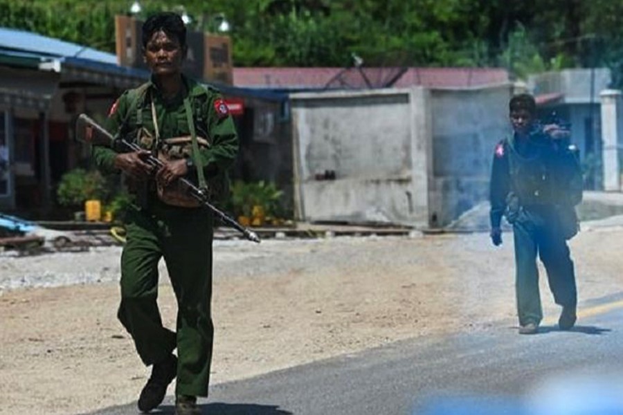 Myanmar mobilises troops near Bangladesh border   