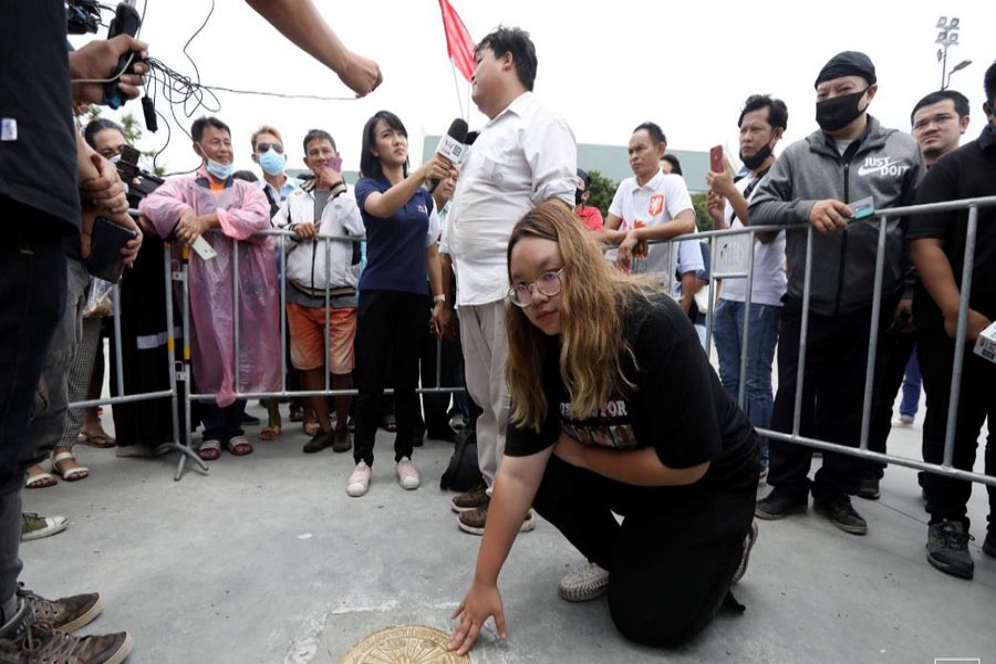 Thai protesters challenge monarchy as protests rise