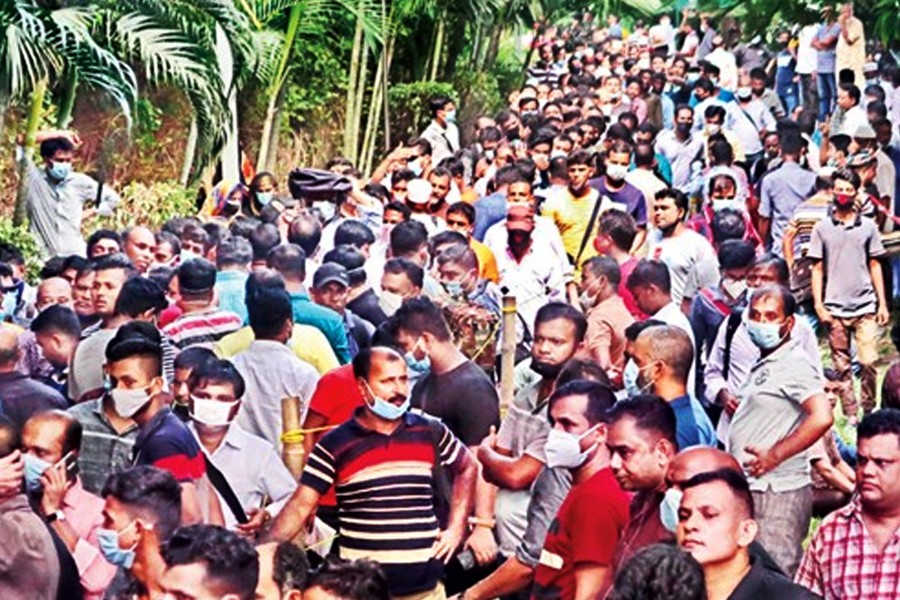 Migrant workers seeking to go back to the job destination countries gather outside the Saudi Arabian Airlines office at Sonargaon Hotel in the city on Sunday to confirm their air tickets — FE photo by Shafiqul Alam