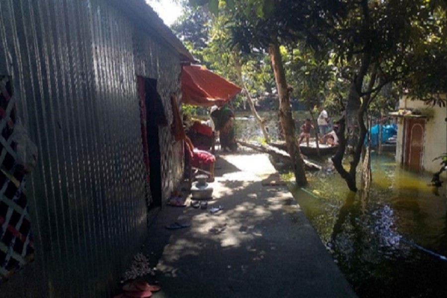 A view of an amphibious house during flooding