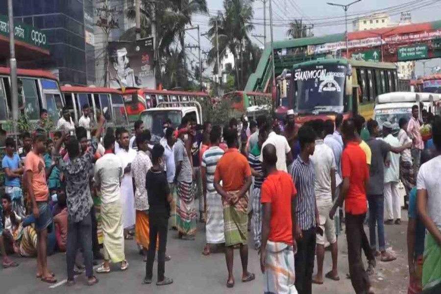 Businessmen, hawkers block Dhaka-Aricha highway protesting extortion