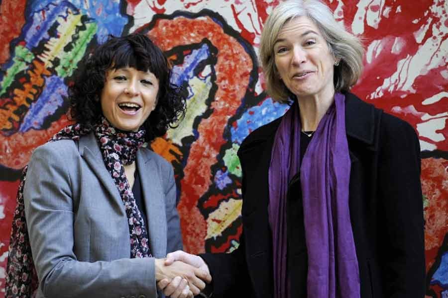 French microbiologist Emmanuelle Charpentier (L) and Professor Jennifer Doudna of the US posing for the media during a visit to a painting exhibition by children about the genome, at the San Francisco park in Oviedo in SPAIN in 2015 –Reuters file photo