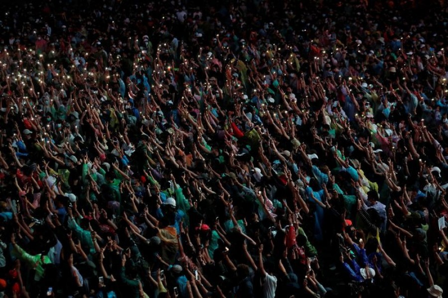 Pro-democracy protesters shine their mobile phone lights during an anti-government protest, in Bangkok, Thailand October 18, 2020. REUTERS/Jorge Silva