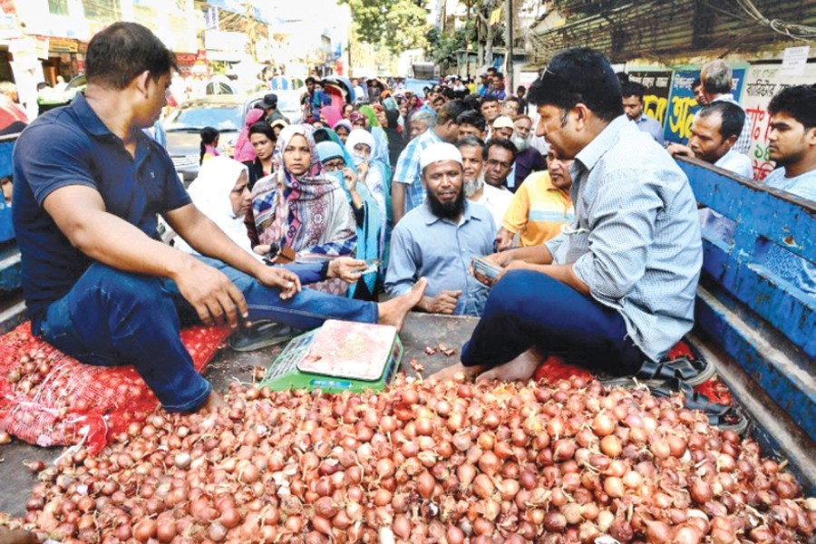 Onion wholesale prices lower but retail market still volatile in port city