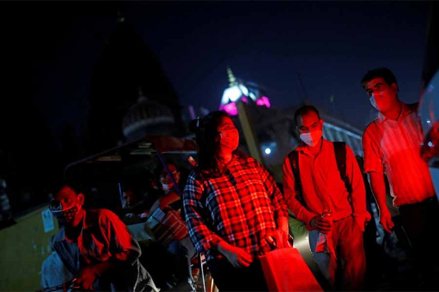 People wearing protective face masks are leaving a market area amidst the spread of the coronavirus disease (COVID-19) in the old quarters of Delhi. The photo was taken on October 6 this year. -Reuters photo