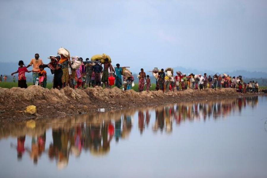 Rohingya refugees continue their way after crossing from Myanmar into Palang Khali, near Cox's Bazar, Bangladesh November 2, 2017. REUTERS/Hannah McKay/File Photo