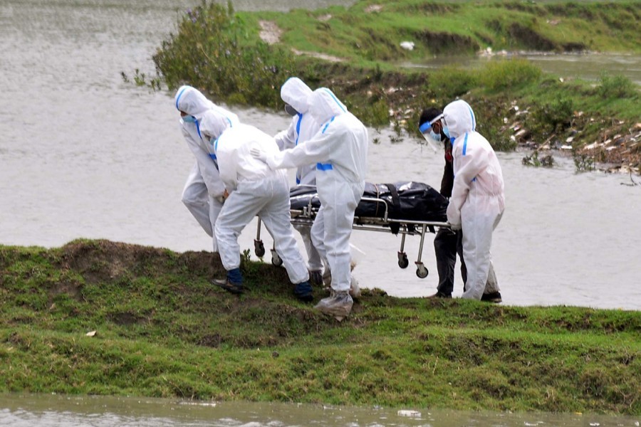 Volunteers seen carrying the corpse of a suspected Covid-19 victim for final rituals at Sagorika area in Chattogram — File photo