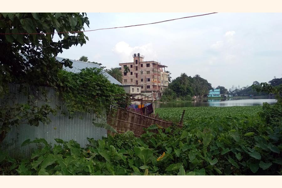 Photo shows the old Gomti river of Cumilla is almost dead — FE Photo