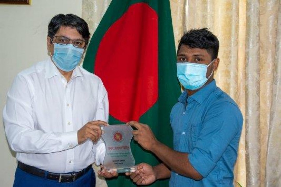 Bangladesh Ambassador to Qatar honours talabat rider for exemplary deed