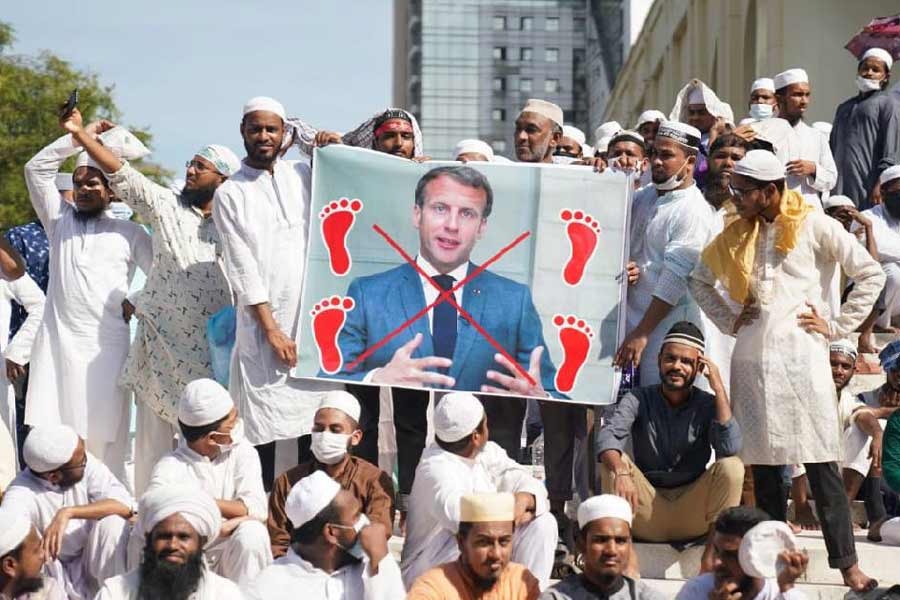 Islamist parties stage rally to protest Macron's remarks