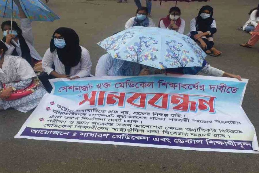 Medical, dental students block Shahbagh intersection