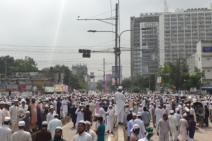 Hundreds of thousands of Muslim devotees gather in the Baitul Mukarram National Mosque area in Dhaka’s Purana Paltan on Monday to protest against French caricatures of Prophet Hazrat Muhammad (SM) – FE Photo