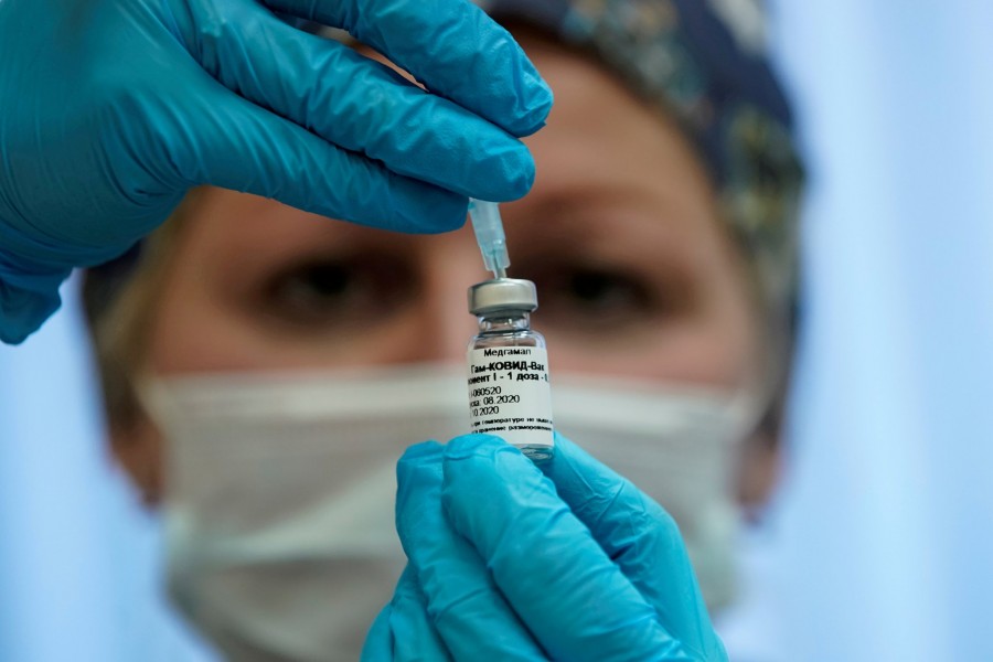 A nurse prepares Russia's 'Sputnik-V' vaccine against the coronavirus disease (Covid-19) for inoculation in a post-registration trials stage at a clinic in Moscow, Russia on September 17, 2020 — Reuters/Files