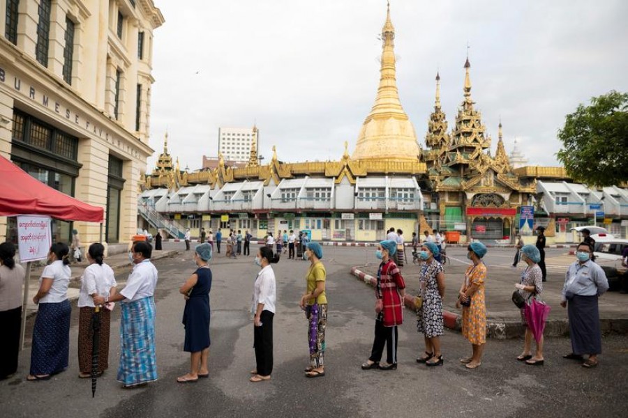 People wearing face masks wait to cast their ballots for the general election at a polling station in Yangon, Myanmar, November 8, 2020.REUTERS/Shwe Paw Mya Tin