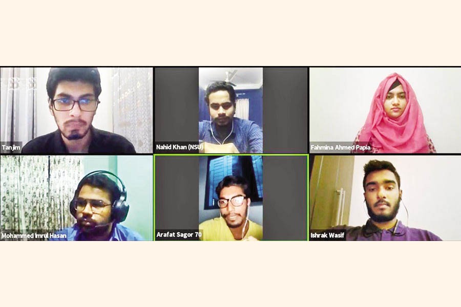 Students of different universities discuss e-learning in a Zoom session