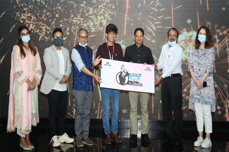 Walton’s higher officials handing over a Tk 0.5 million worth cheque to ‘Narail Volunteers’ at the grand reception to the ‘International Children’s Peace Prize 2020’ winner Sadat Rahman arranged at Walton Corporate Office in the capital