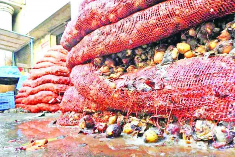 Traders dump rotten onions in Khatunganj amid price spiral at retail level