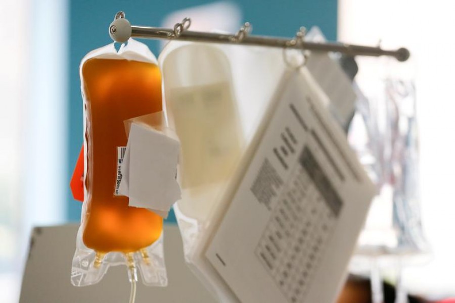 Convalescent plasma from a recovered coronavirus disease (COVID-19) patient is seen at the Central Seattle Donor Center of Bloodworks Northwest during the outbreak in Seattle, Washington, US, April 17, 2020 - REUTERS/Lindsey Wasson/File Photo