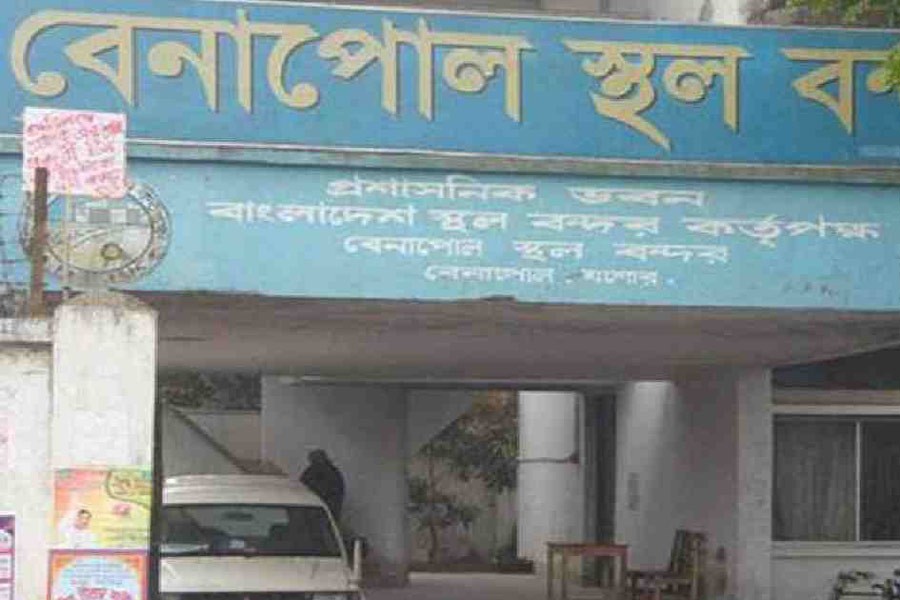 Over 100 Bangladeshis stranded at Benapole for Covid negative certificates