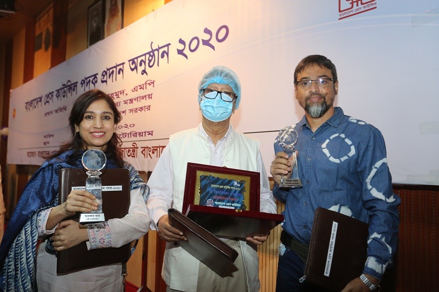 The Financial Express and two of its journalists receive Press Council Padak-2020 for outstanding contribution to journalism in Bangladesh. After receiving the award at a ceremony in Dhaka city, The FE Editor Shah Hussain Imam, who receives it on behalf of the premier business daily, Staff Reporter Arafa Ara and Senior Staff Photographer Shafiqul Alam pose for photo together — FE Photo