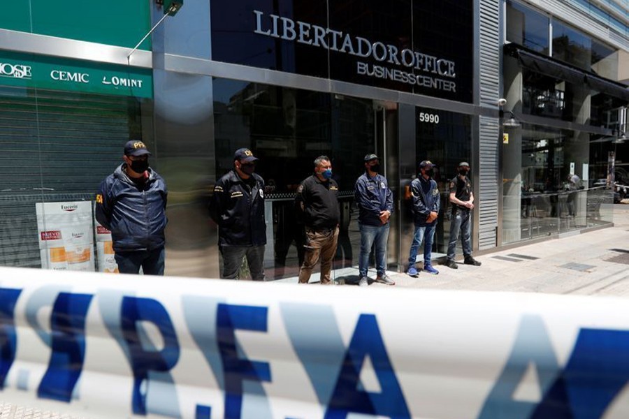 Police officers stand guard outside the building where Leopoldo Luque, the personal doctor of late Argentine soccer legend Diego Armando Maradona, has his office in Buenos Aires, Argentina on November 29, 2020 — Reuters photo