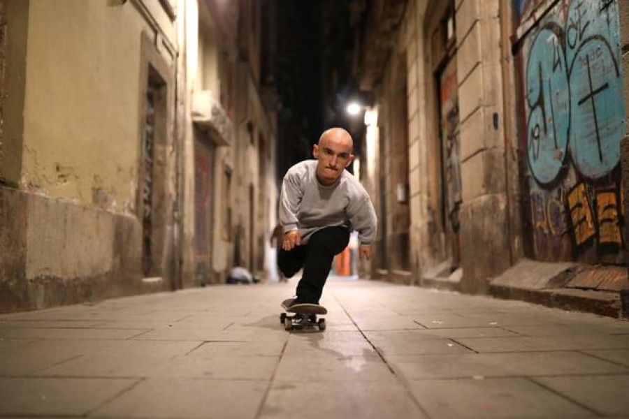 Barcelona skateboarder defies height deficiency