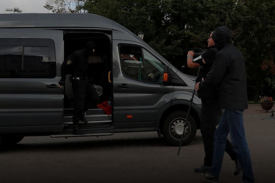 Law enforcement officers detaining a journalist who was on assignment are photographed by a Reuters photographer shortly before his detention, in central Minsk, Belarus August 27, 2020. REUTERS/Vasily Fedosenko