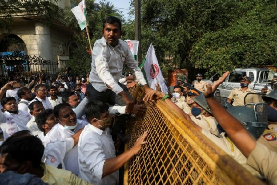 Demonstrators attempt to cross a police barricade during a protest of farmers and members of various agricultural against new farm laws passed by India's parliament, in Mumbai, India on December 22, 2020 — Reuters photo