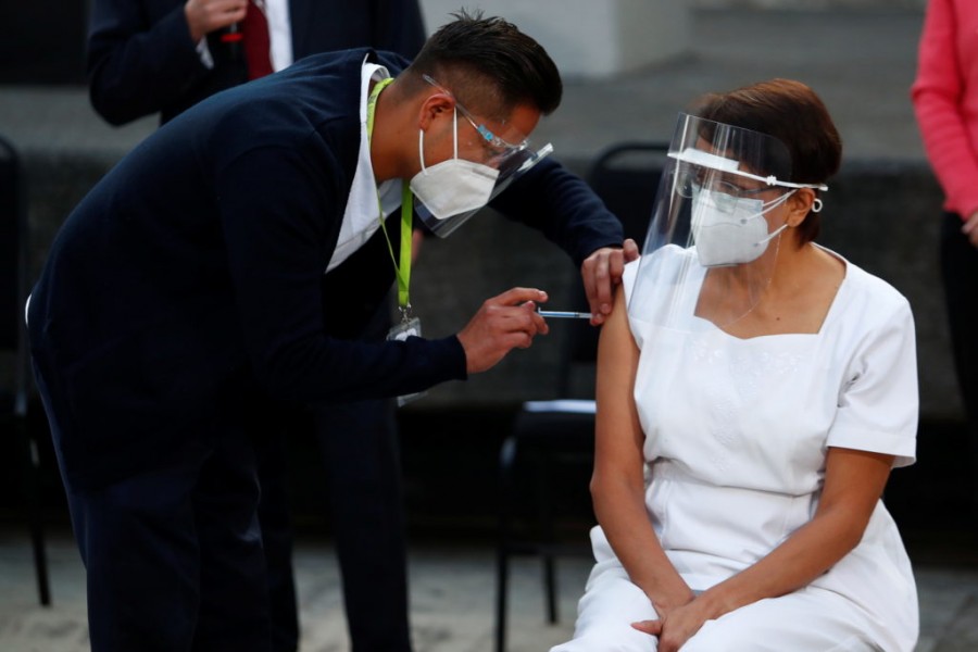 Maria Irene Ramirez receives the first injection with a dose of the Pfizer/BioNtech COVID-19 vaccine at General Hospital, as the coronavirus disease (COVID-19) outbreak continues, in Mexico City, Mexico December 24, 2020. REUTERS/Edgard Garrido