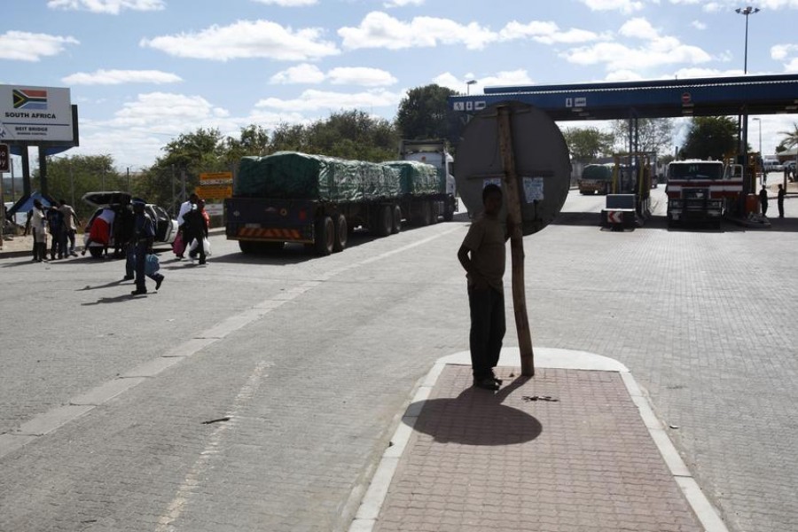 Morning activities at Beitbridge on the South African side of the border crossing with Zimbabwe May 14, 2009. REUTERS/Steve Crisp