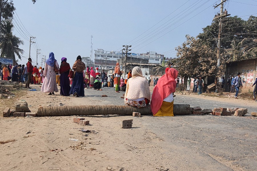 Gazipur RMG workers block road demanding payment of dues