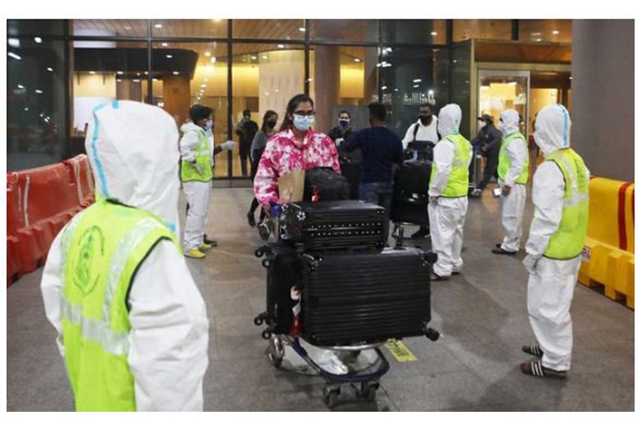 Passengers wearing protective face masks leave upon arrival at Chhatrapati Shivaji Maharaj International Airport after India cancelled all flights from the UK over fears of a new variant of the coronavirus disease (COVID-19), in Mumbai, India, Dec 22, 2020. REUTERS/FILE