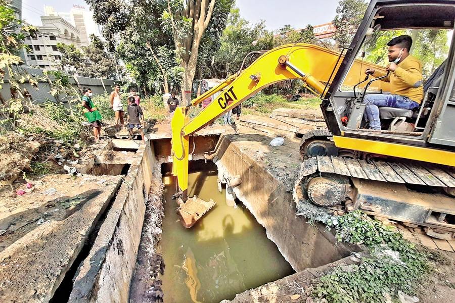 The Dhaka South City Corporation started cleaning up box culverts so that the city does not experience waterlogging during the monsoon. The photo was taken at Panthakunja Park on Saturday — FE photo