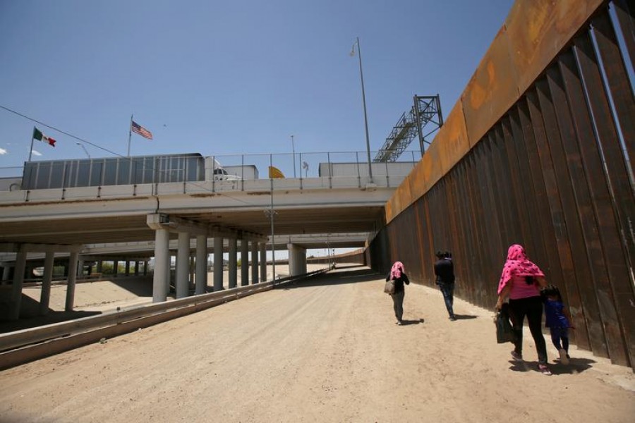 A group of Central American migrants walk next to the US-Mexico border fence after they crossed the borderline in El Paso, Texas, US, May 15, 2019. REUTERS/Jose Luis Gonzalez