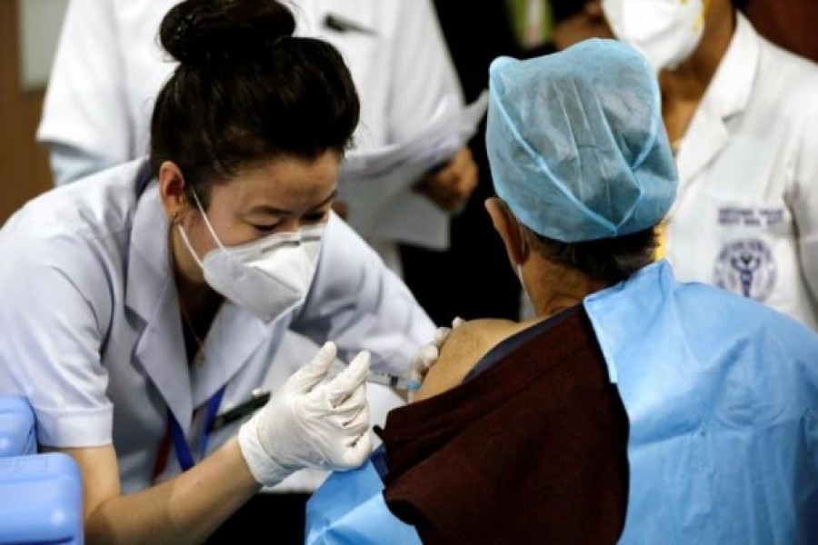 A healthcare worker receives a Bharat Biotech's COVID-19 vaccine called COVAXIN, during the coronavirus disease (COVID-19) vaccination campaign at All India Institute of Medical Sciences (AIIMS) hospital in New Delhi, India, January 16, 2021. REUTERS