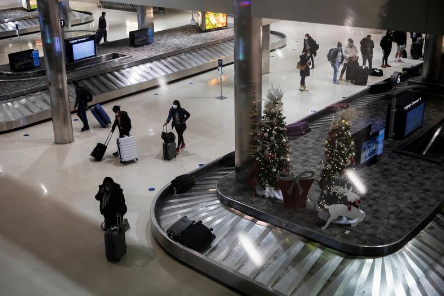 Travellers claim their baggage at Detroit Metropolitan Wayne County Airport, amid the coronavirus disease (Covid-19) pandemic, in Romulus, Michigan, US, December 24, 2020 — Reuters/Files