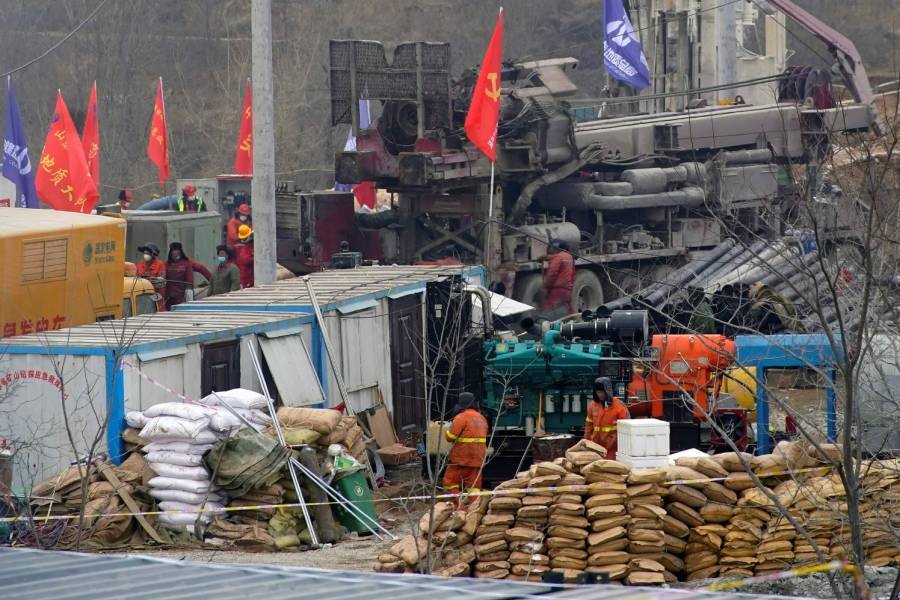 China miners rescued after 14 days underground