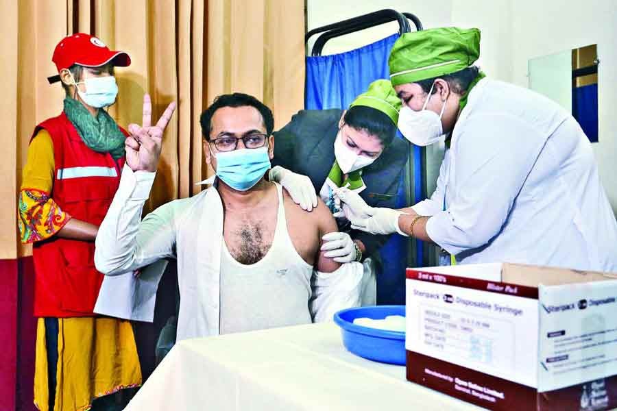 Health workers administer Covid-19 vaccine to a man at Mugda Medical College Hospital in the city recently — FE file photo