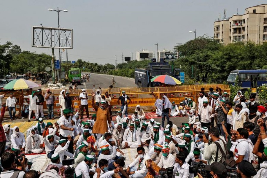 Farmers shout slogans as they block the Delhi-Uttar Pradesh border during a protest against farm bills passed by India's parliament, in New Delhi, India, September 25, 2020. REUTERS/Danish Siddiqui