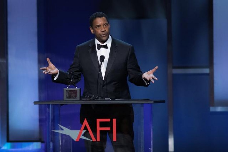 FILE PHOTO: Actor Denzel Washington accepts the 47th AFI Life Achievement Award at the gala honouring him in Los Angeles, California, US, June 6, 2019. Picture taken June 6, 2019. REUTERS/Monica Almeida