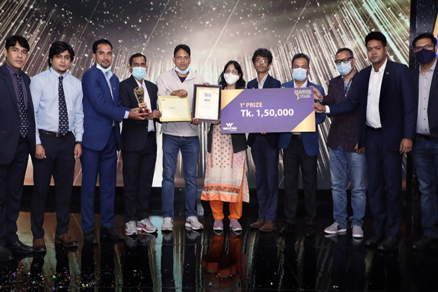 Md Saiful Islam, manager of Walton Plaza Mazar Road branch at Mirpur in Dhaka, and Atanu Roy, area manager in Mirpur Zone, receive crest, certificate and Tk 150,000 worth cheque as the first prize of ‘Television Branding Stars Award’ from the company’s higher officials at a programme held at Walton Corporate Office in Dhaka city on Thursday evening last.